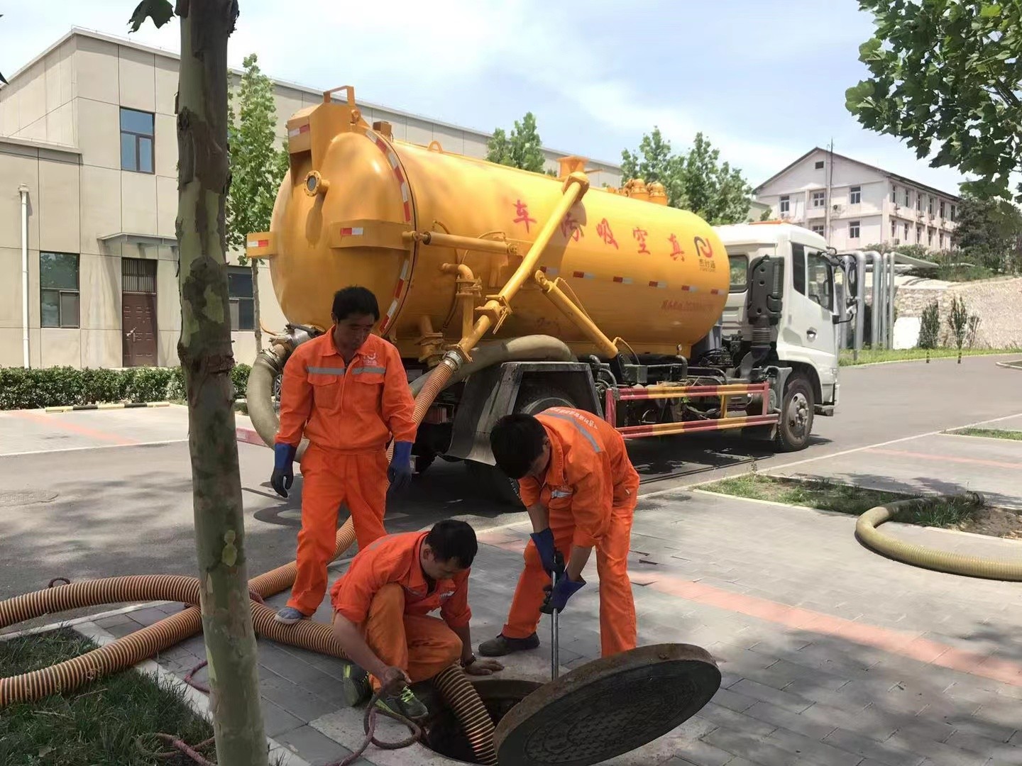 上思管道疏通车停在窨井附近